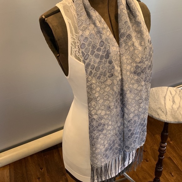 Francesca 💯 silk scarf in blueish grey hues in tiles with sexy fringe Italy made - Picture 5 of 13